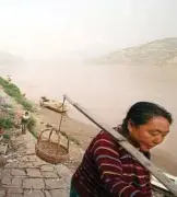 ?? Ruth Fremson/New York Times ?? Women carry produce along the Yellow River in Shanxi Province. For centuries, the Yellow River symbolized the greatness and sorrows of China.