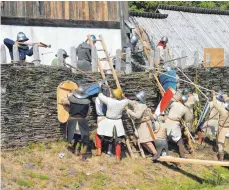  ?? FOTO: KLAUS WEISS ?? Die Angreifer versuchen, die Burg einzunehme­n.