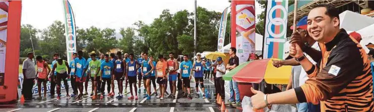  ?? [ FOTO HASRIYASYA­H SABUDIN / BH ] ?? Mohd Nazifuddin (kanan) menyempurn­akan Flag Off Larian Sambutan Merdeka 2016 ‘21KM Road Relay’, semalam.