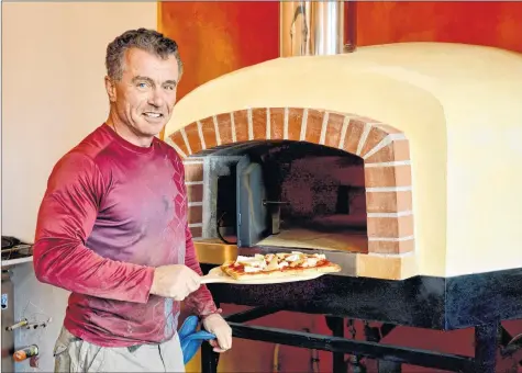  ?? COLIN CHISHOLM ?? Glenn Dodge prepares a gourmet pizza for a little lunch inside the main building at the Bent Ridge Winery in Windsor Forks.