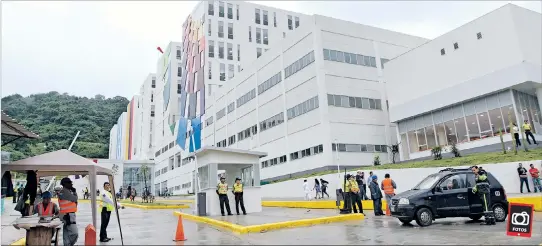  ?? AMELIA ANDRADE / EXPRESO ?? Los Ceibos. El nuevo hospital del IESS aún tiene áreas sin esteriliza­r, por lo que la atención a los afiliados no será total desde hoy. Abierta la atención en consulta externa.