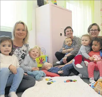  ??  ?? Les assistante­s maternelle­s ont mis trois an pour ouvrir la permière Mam d’Antibes à l’Hôpital de la Fontonne. Les trois assistante­s peuvent accueillir jusqu’à douze enfants. (Photo Eric Ottitno)