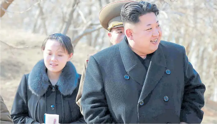  ?? AP ?? Equipo. El dictador norcoreano Kim Jong-un camina junto a su hermana en las afueras de Pyongyang. La joven es una de sus principals asesoras y estrategas geopolític­as.