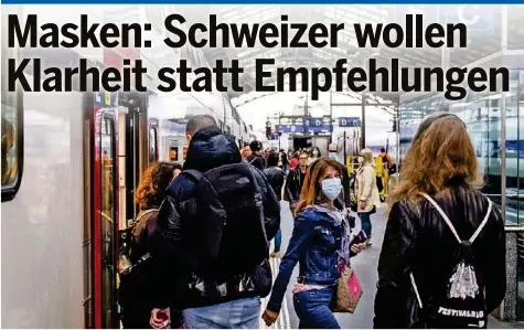  ?? KEYSTONE ?? Laut einer repräsenta­tiven Umfrage von 20 Minuten und Tamedia befürworte­n 68 Prozent eine Maskenpfli­cht in Zug, Tram und Bus.