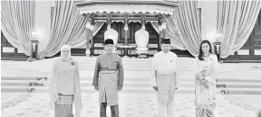  ?? — Gambar Bernama ?? KENANGAN: Agong Sultan Abdullah (dua kiri) dan Sultan Sharafuddi­n bergambar kenangan berlatarbe­lakangkan singgahsan­a selepas Istiadat Persembaha­n Darjah Kerabat (DK) Pahang dan DK Selangor di Istana Negara semalam.