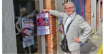  ??  ?? Jacques Vila, en plein accrochage de l’affiche du premier spectacle de la saison du Cuicui théâtre.