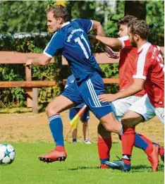  ?? Foto: Xaver Habermeier ?? Auf und davon: Joshofens Spielertra­iner Tobias Bauer (links) erzielte gegen den FC Rennertsho­fen den Treffer zum 3:0 Endstand.