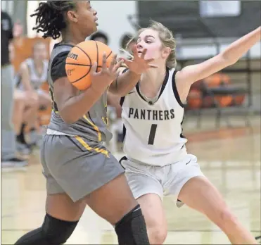  ?? Scott Herpst ?? Ridgeland’s Madison Lennon plays tight defense against Hixson’s Bre Collier during the Lady Panthers’ season-opener this past Wednesday. Lennon and the Lady Panthers scored a 41-31 victory.