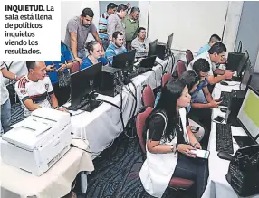  ??  ?? INQUIETUD. La sala está llena de políticos inquietos viendo los resultados.