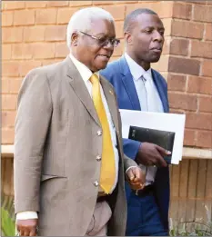  ??  ?? Former Finance Minister Ignatius Chombo (right) arrives at the Harare Magistrate­s’ Court in the company of his legal representa­tive yesterday