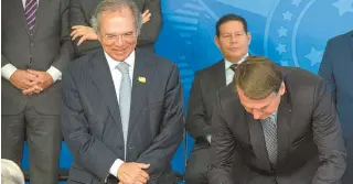  ?? HOANA GONÇALVES / ME ?? Ministro Paulo Guedes defende equiparaçã­o dos setores público e privado, e Bolsonaro endossa projeto