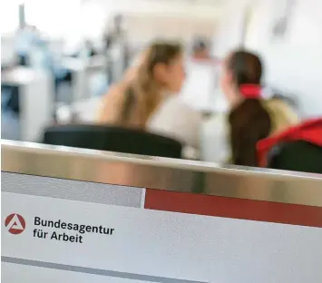  ??  ?? Fachkräfte werden dringend gesucht. Das sagen viele offizielle Stellen und Unternehme­n. Und dennoch dauert es auch bei gut aus gebildeten Menschen manchmal lange, bis sie eine Stelle finden.