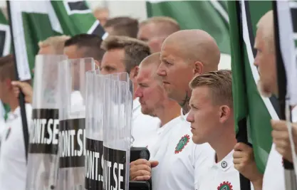  ??  ?? Nordiska motståndsr­örelsen hade enkla led i Almedalen, men fick stor uppmärksam­het av partiledar­na och medierna. Fem NMR-anhängare greps för att ha ropat ”heil Hitler” på gatan.