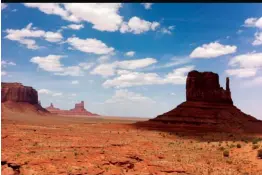  ??  ?? Monument Valley, à la frontière de l’Arizona et de l’Utah. Le site fait partie d’une réserve des Navajos, qui accueillen­t les visiteurs et récoltent les droits d’entrée (la carte annuelle des parcs nationaux n’est pas acceptée).