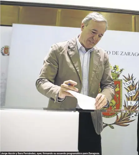  ??  ?? Jorge Azcón y Sara Fernández, ayer, firmando su acuerdo programáti­co para Zaragoza.