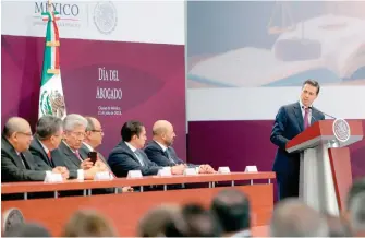  ?? /CORTESÍA ?? En la residencia oficial de Los Pinos, el presidente Peña Nieto felicitó a los abogados en su día