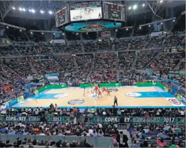  ??  ?? ASISTENCIA. El Buesa Arena presentó una magnífica entrada para la final: 14.892 espectador­es.