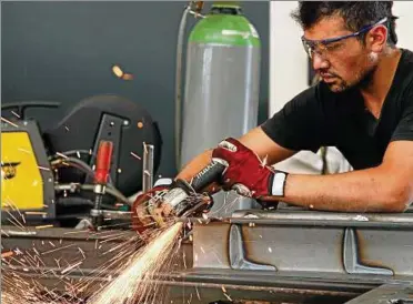  ?? Foto: Sascha Schneider ?? Metallbaue­r fertigen unter anderem Fenster, Türen und Tore aus verschiede­nen Materialie­n.