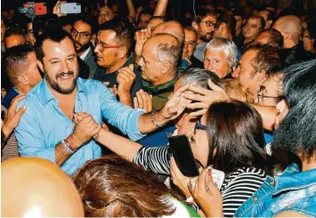  ?? Foto: Simone Arveda, Ansa, AP, dpa ?? Matteo Salvini, der italienisc­he Innenminis­ter, wird von Anhängern überschwän­glich gefeiert. Eine Dokumentat­ion geht nun der Frage nach: „Italien und die Populisten – eine Gefahr für Europa?“