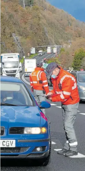  ?? Foto: Patxi Cascante ?? Un control policial para vigilar el cierre perimetral.