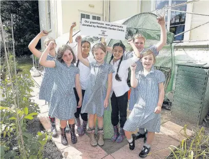  ?? PAUL BURGMAN
AN143819 ?? Members of St Peter’s School gardening club celebrate their new greenhouse.