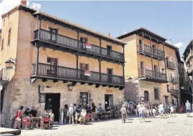  ?? El Periódico ?? Turistas en la plaza de Albarracín, una de las localidade­s que podría elegir la DGA para ampliar su parque.