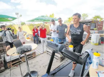  ?? FOTO: SIMON SCHNEIDER ?? Benedikt Hoffmann während seines Weltrekord­versuchs auf dem Laufband in Nagold.