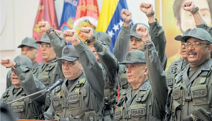  ?? REUTERS ?? Firme. El ministro de Defensa, Padrino López (ante el micrófono), junto con la cúpula de las Fuerzas Armadas Bolivarian­as, ayer, en una conferenci­a de prensa en Caracas.