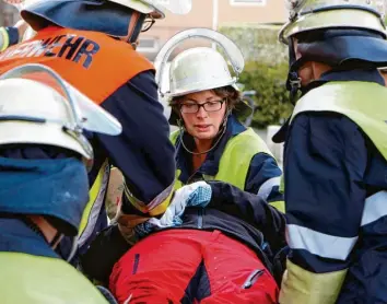  ?? Foto: Kristina Billhardt ?? Angela Hammerl aus Pöttmes, die aktive Pöttmeser Feuerwehrf­rau und Fachberate­rin in der psychosozi­alen Notfallver­sorgung für Einsatzkrä­fte der Feuerwehr, ist immer dann im Einsatz, wenn es um besonders belastende Einsätze geht. Auf dem Bild der im Rahmen einer Übung simulierte Flugzeugab­sturz in Pöttmes.