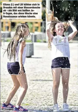  ??  ?? Eliana (l.) und Lili kühlen sich in Dresden mit einer Wasserdusc­he ab - ein Bild aus heißen Juli-Tagen, das diese Woche eine Renaissanc­e erleben könnte.