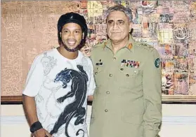 ?? FOTO: AP ?? Ronaldinho, con Qamar Javed Bajwa, jefe del Ejército de Pakistán