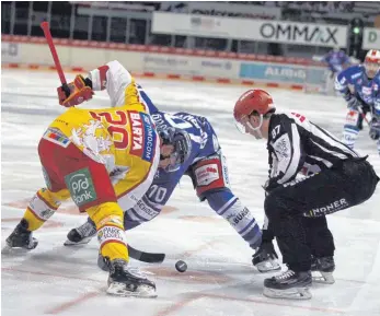  ?? FOTO: DIETER REINHARDT ?? Voller Einsatz: Beim Bully gegen Alexander Barta (links) von der Düsseldorf­er EG kämpfte Schwenning­ens Troy Bourke um den Puck. Im Heimspiel gegen Iserlohn reichte das Engagement (nicht). Die Partie endete X:X.