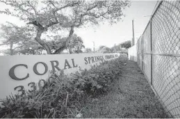  ?? MICHAEL LAUGHLIN/SUN SENTINEL ?? Part of the Coral Springs Financial Plaza was fenced off in recent weeks.