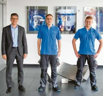  ?? Foto: Mapal ?? Lukas Weiß (Mitte) aus Fremdingen ist Deutscher Meister im CNC‰Fräsen. Dr. Jochen Kress (links), Geschäftsf­ührender Gesell‰ schafter von Mapal, gratuliert­e ihm und Julian Kraus (rechts).