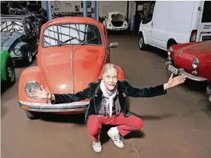  ??  ?? Rotes Auto, rote Jeans: Tobias Wuttke hat sich auf den neuen alten Käfer auch optisch schon eingestell­t.