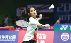  ?? PP PBSI FOR JAWA POS ?? TERHENTI: Gregoria Mariska Tunjung tak berdaya menghadapi unggulan kelima Chen Yufei di babak kedua Kejuaraan Dunia di Nanjing Olympic Sports Centre, Tiongkok, kemarin.