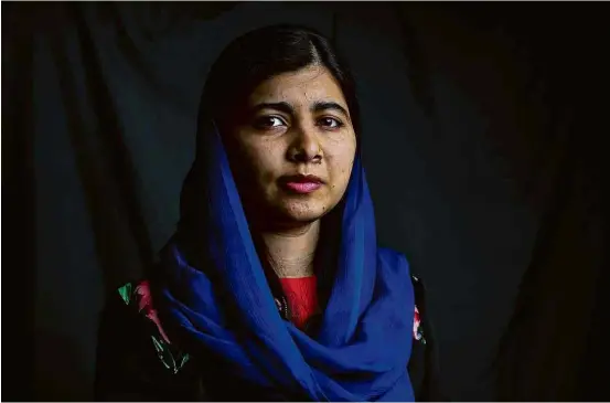  ?? Eduardo Anizelli/ Folhapress ?? Malala Yousafzai
A paquistane­sa tinha 15 anos quando um taleban atirou em sua cabeça, dentro do ônibus que a levava para a escola, no Paquistão. Ela foi levada para um hospital da cidade inglesa de Birmingham, onde passou a viver com sua família,...