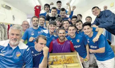  ?? CD BURRIANA ?? Los jugadores del Burriana celebran liderato y la plaza asegurara para disputar la fase de ascenso a Tercera Federación.