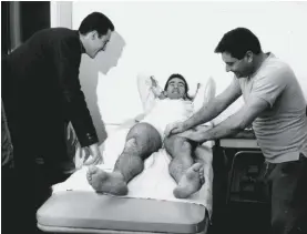  ??  ?? Giancarlo Dellacasa massaggia il capitano dell’Inter Armando Picchi, negli Anni 60.