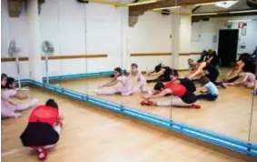  ?? FOTO KIONI PAPADOPOUL­OS ?? Ballerina Tatevik Mkrtoumian doet enkele ‘aerobicsoe­feningen’ voor.