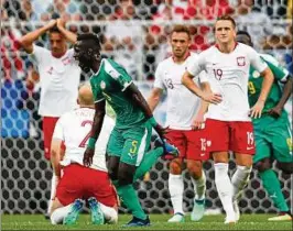  ??  ?? Bejubelt das :: Senegals Idrissa Gueye. Seinen Schuss hat der Pole Thiago Cionek, der sich die Haare rauft, ins eigene Tor abgefälsch­t. Foto: Eduardo Verdugo/dpa