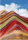  ??  ?? Die Anden präsentier­en sich dem Peru-Reisenden in fasziniere­nden Farben und Formen.