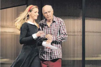  ?? FOTO: SABINE HAYMANN ?? Noch einmal ist das Schauspiel „Vater“im Nördlinger Stadtsaal Klösterle zu sehen. Unser Foto zeigt Ernst Wilhelm Lenik und Irene Christ.