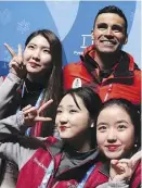  ?? MIKE LAWRIE/ GETTY IMAGES ?? Pita Taufatofua of Tonga poses with volunteers.