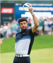  ?? PHOTO REUTERS ?? Bubba Watson a complété une ronde finale de rêve avec un oiselet au 18e. Il a salué la foule avant d’être couronné quelques instants plus tard.