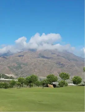  ??  ?? Omväxling förnöjer. En dag på golfbanan Valle Romano, byggd på■ svindlande höjder ovanför charmiga kuststaden Estepona med bergen Sierra Bermeja som vacker fond.