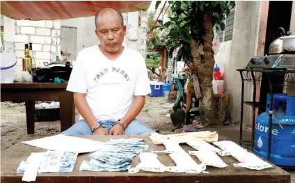  ?? CONTRIBUTE­D FOTO / CCPO’S DEU ?? DRUG HAUL. Suspect Tocelio Dibalucos Ababon was allegedly found with seven packs of shabu weighing around 1.5 kilos and with an estimated street value of P10.2 million and P15,000 in cash inside his house in Argao, Cebu.