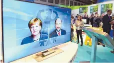  ?? FOTO: AFP ?? Weniger Menschen als bei der vorherigen Bundestags­wahl haben das Duell zwischen Kanzlerin und Herausford­erer verfolgt.