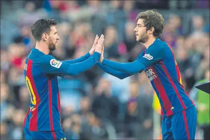  ?? FOTO: PERE PUNTÍ ?? Leo Messi fue relevado por Sergi Roberto en el minuto 64 Con la entrada del catalán, Aleix Vidal subió del lateral al extremo