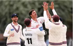  ?? Picture: Harry Trump ?? Somerset’s Marchant de Lange, centre, is congratula­ted by his team-mates after dismissing Leicesters­hire’s Colin Ackermann